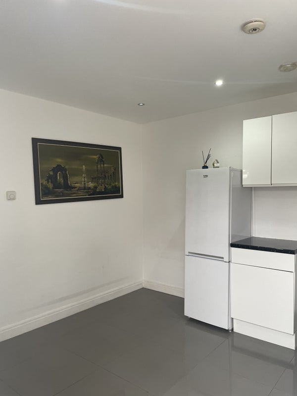 Flat Harrow Road in Greater London
