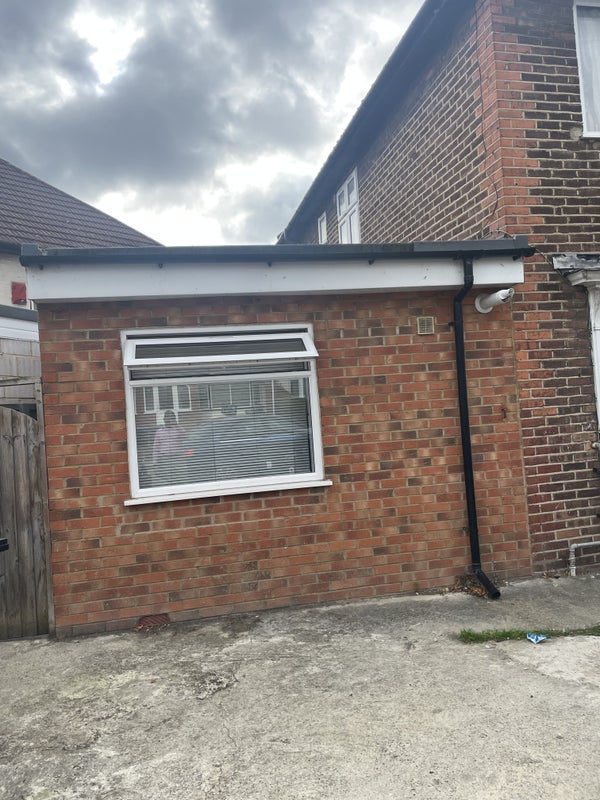 Flat Harrow Road in Greater London