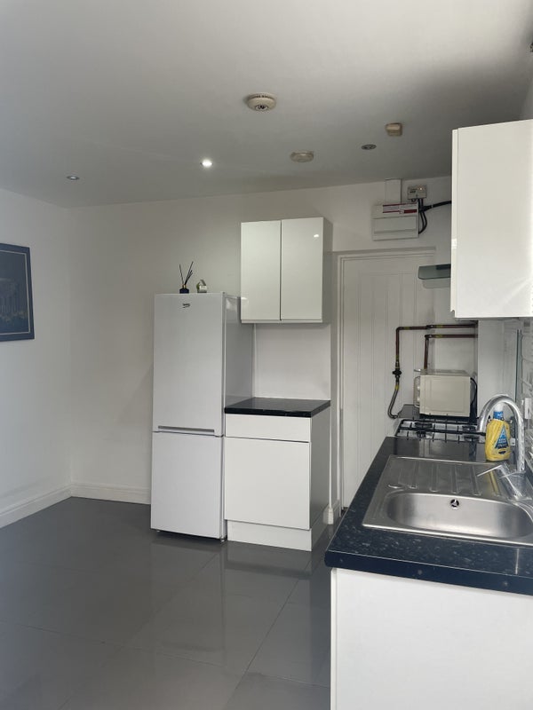 Flat Harrow Road in Greater London