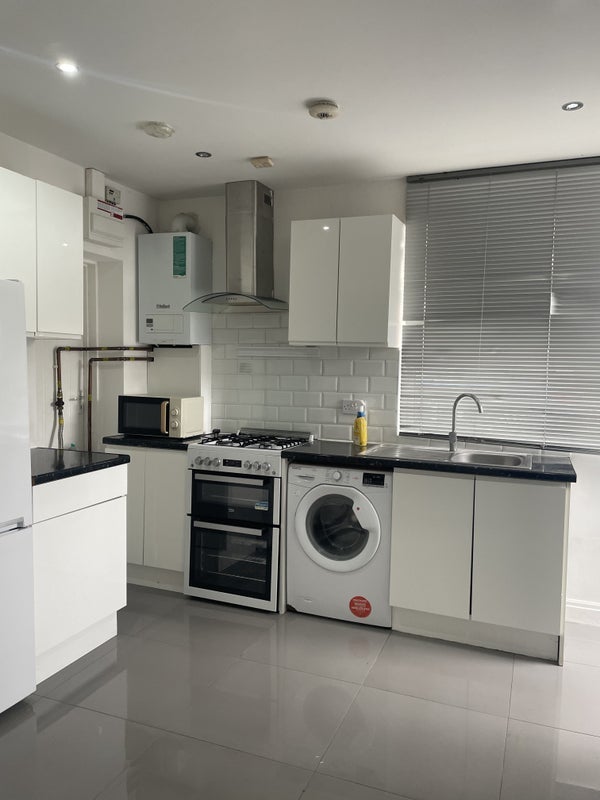 Flat Harrow Road in Greater London