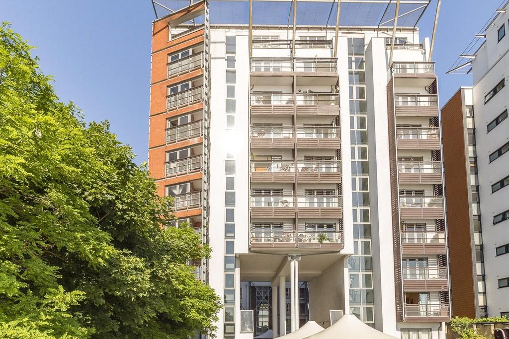 Flat Hutching's Street in Greater London