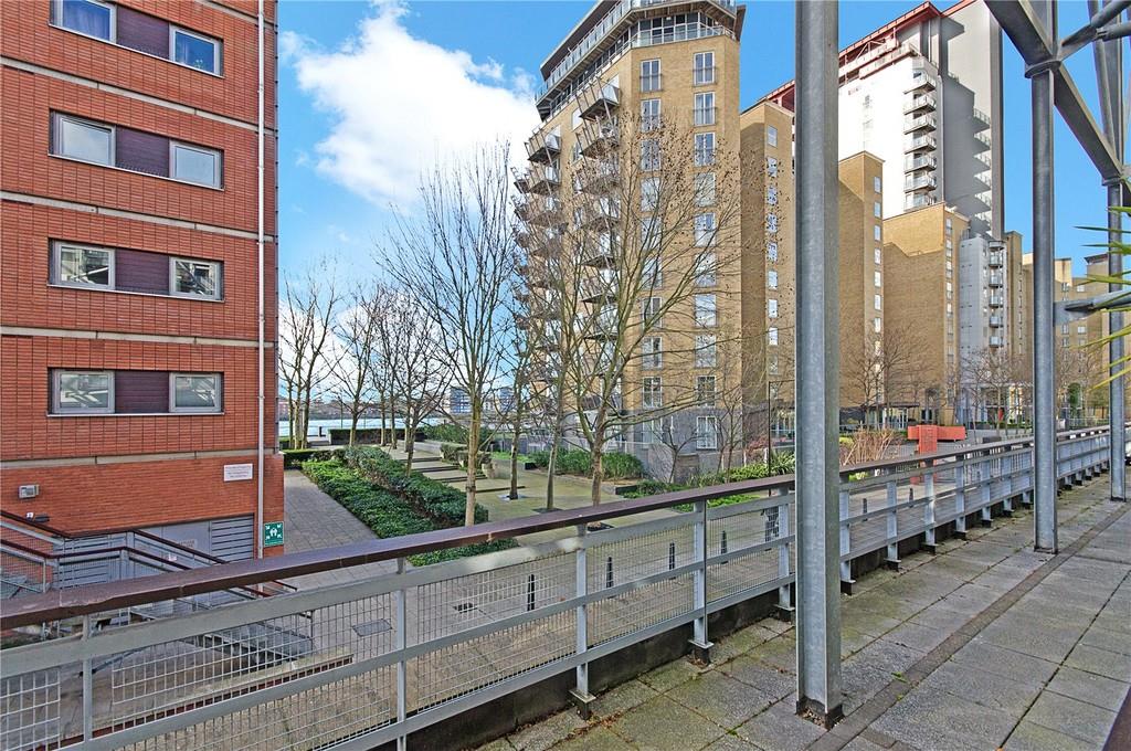 Flat Hutching's Street in Greater London
