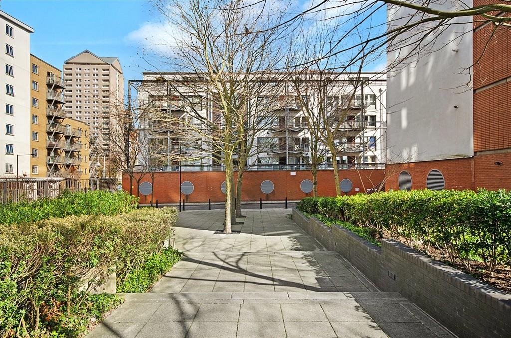 Flat Hutching's Street in Greater London