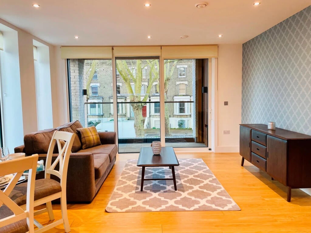 Flat Chiswick High Road in Greater London