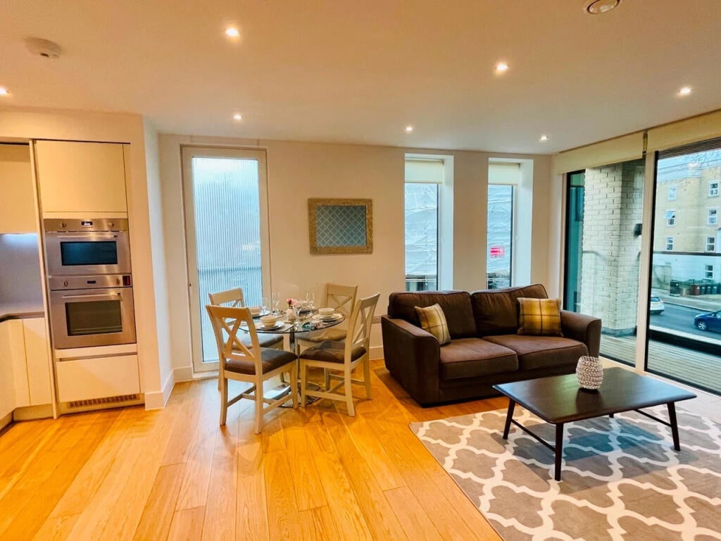 Flat Chiswick High Road in Greater London