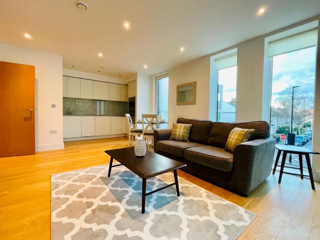 Flat Chiswick High Road in Greater London