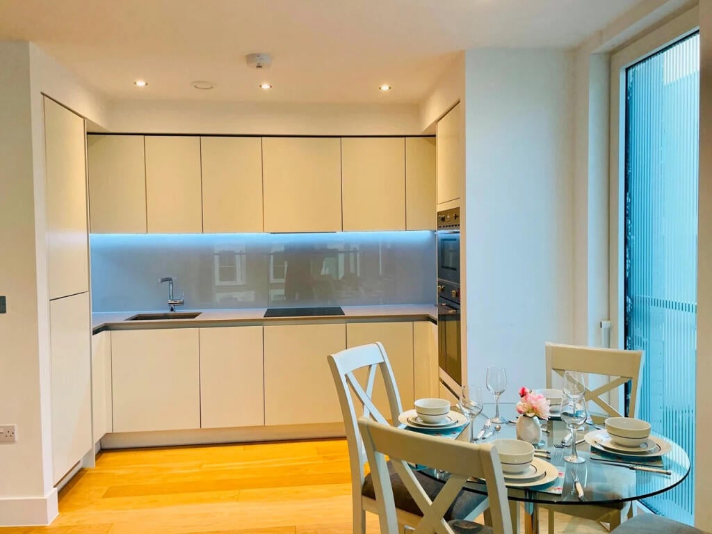 Flat Chiswick High Road in Greater London