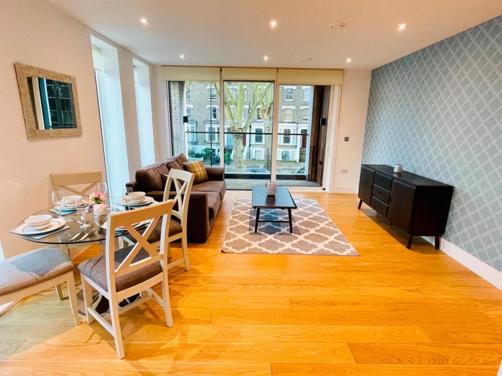 Flat Chiswick High Road in Greater London