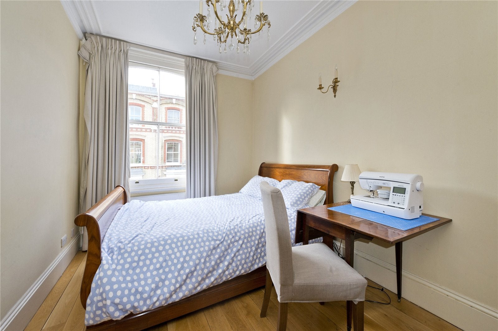 Flat Cheniston Gardens in Greater London