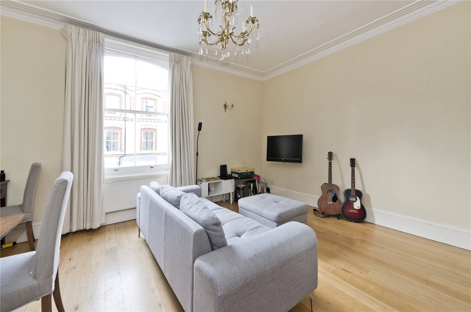 Flat Cheniston Gardens in Greater London