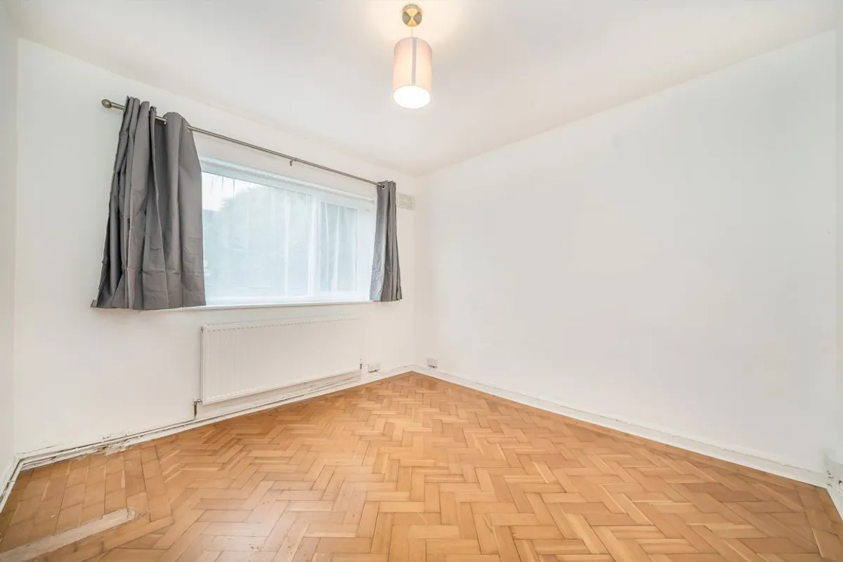 Flat Hexham Gardens in Greater London
