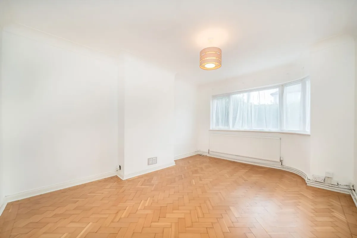 Flat Hexham Gardens in Greater London