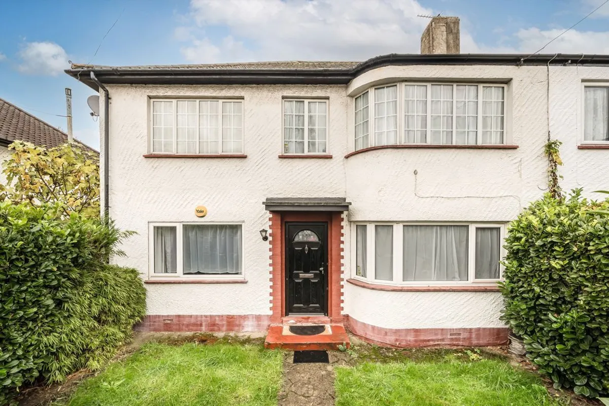 Flat Hexham Gardens in Greater London