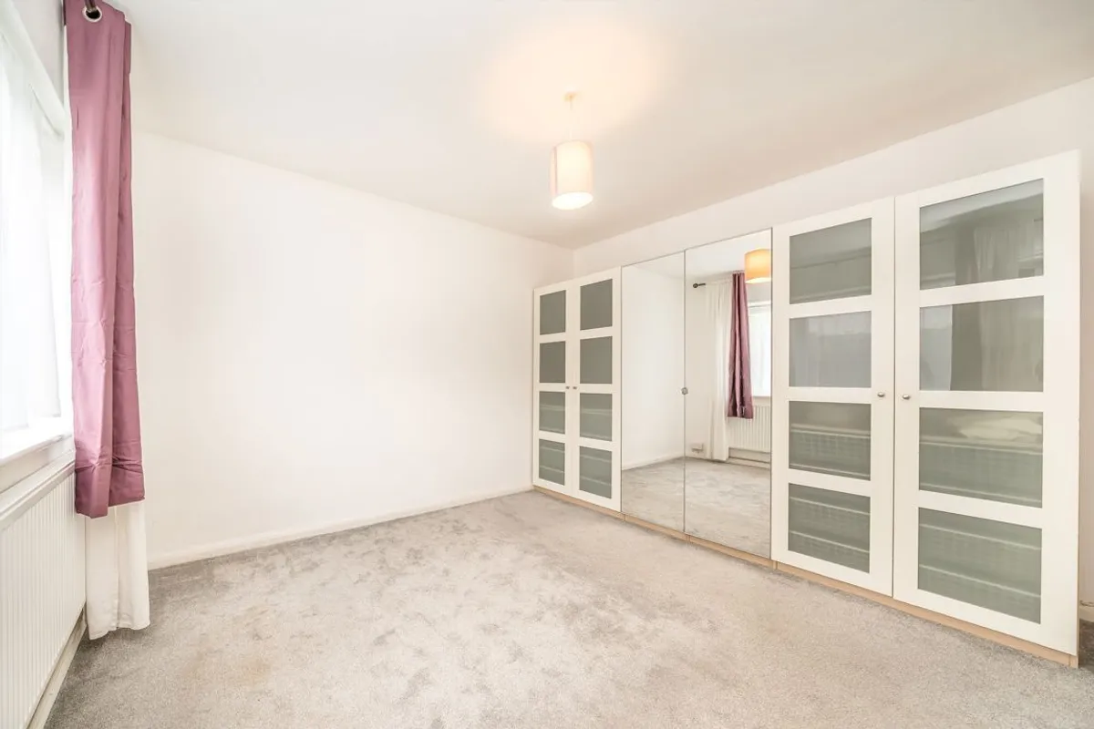 Flat Hexham Gardens in Greater London