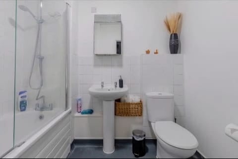 Room Cotton Street in Greater London