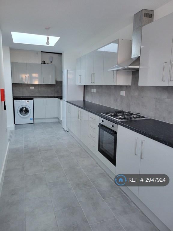 Flat Larkfield Avenue in Greater London