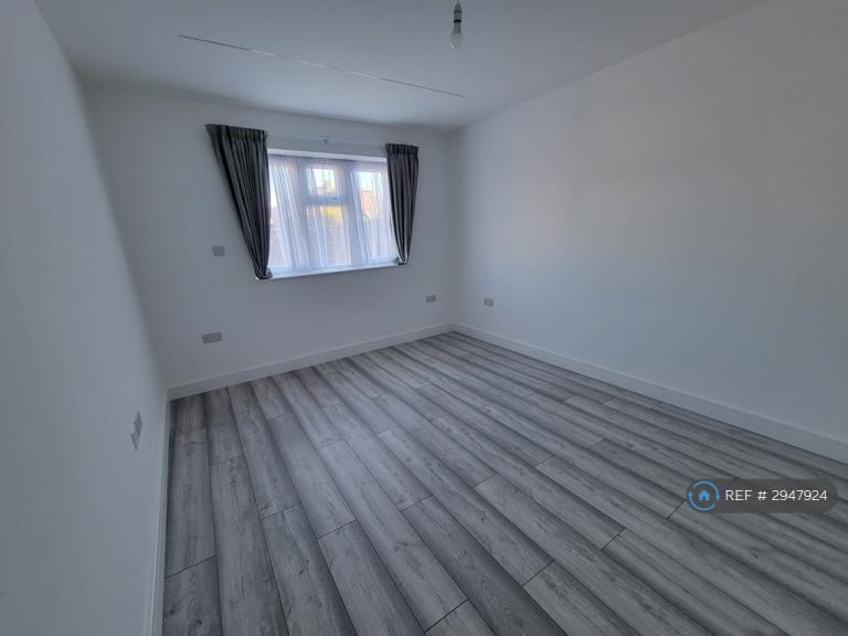 Flat Larkfield Avenue in Greater London