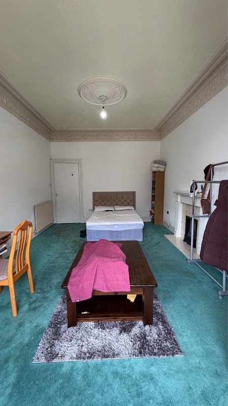 Room Meadowpark Street in Glasgow