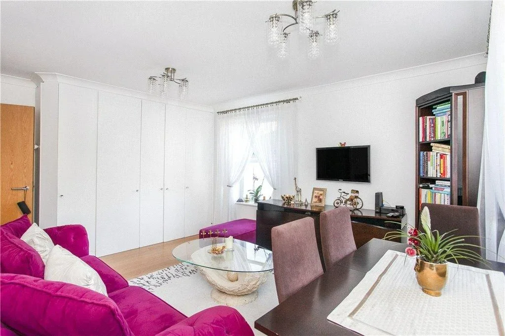 Flat Lower Mortlake Road in Greater London