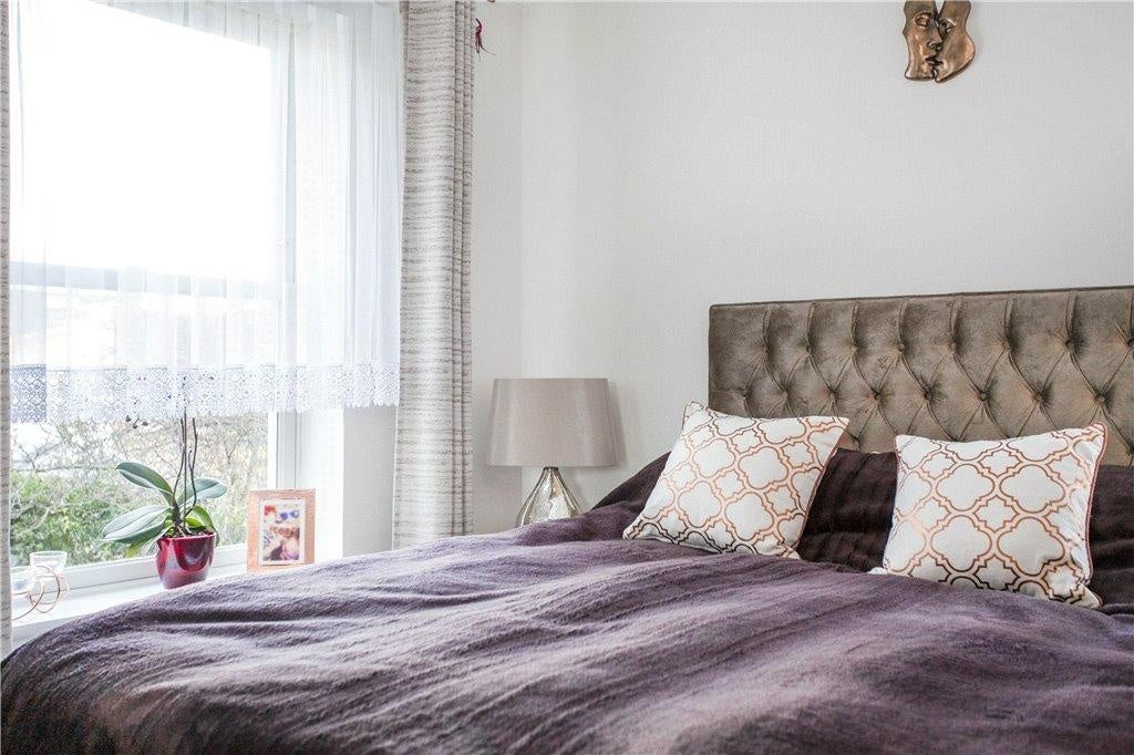 Flat Lower Mortlake Road in Greater London