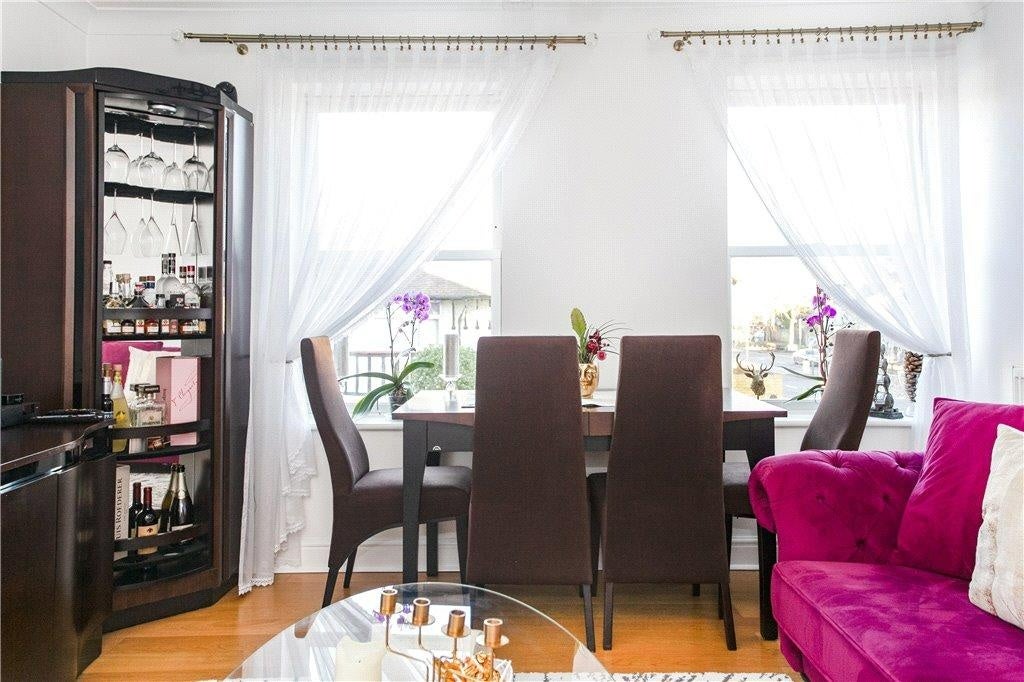 Flat Lower Mortlake Road in Greater London