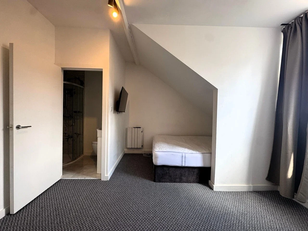 Flat Bond Street in Greater London