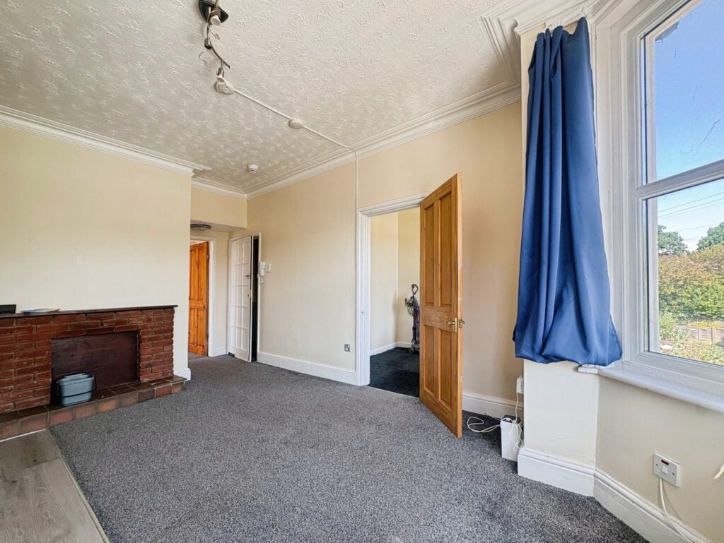 Flat Alexandra Avenue in Surrey Heath