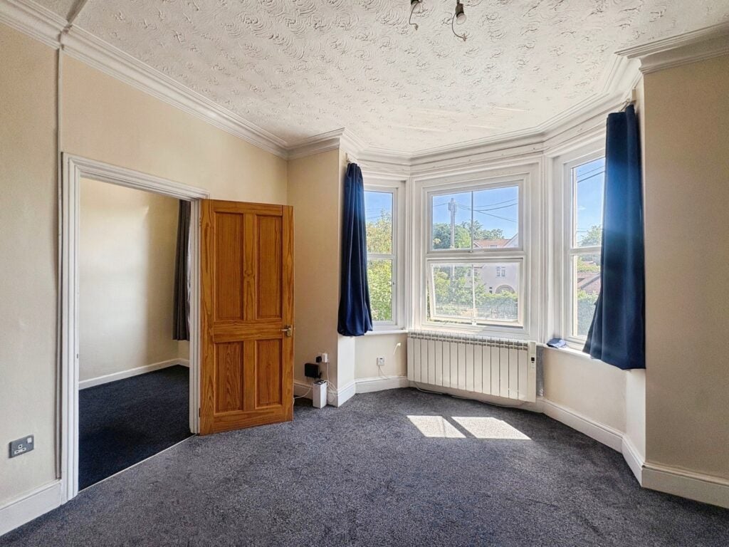 Flat Alexandra Avenue in Surrey Heath