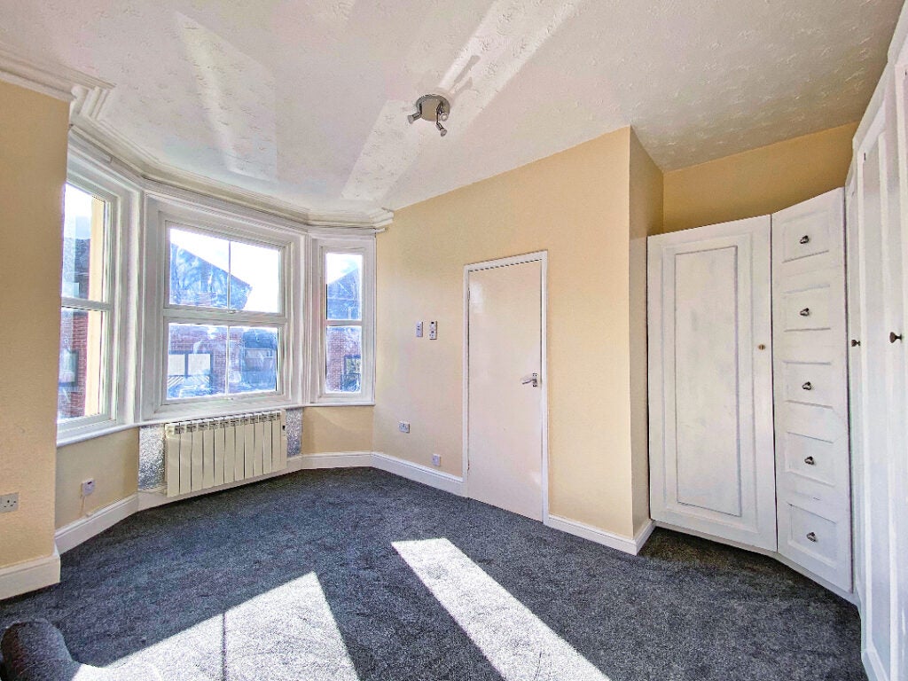 Flat Alexandra Avenue in Surrey Heath