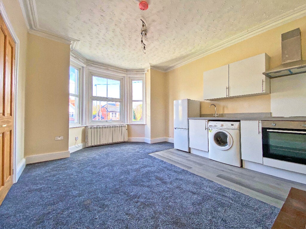 Flat Alexandra Avenue in Surrey Heath