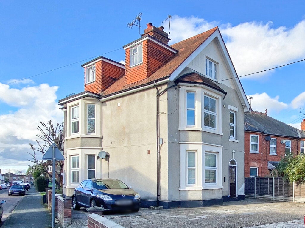 Flat Alexandra Avenue in Surrey Heath
