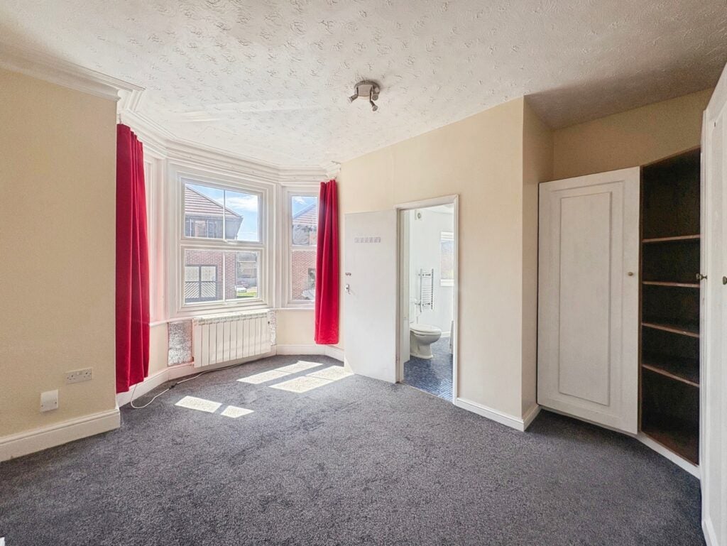 Flat Alexandra Avenue in Surrey Heath