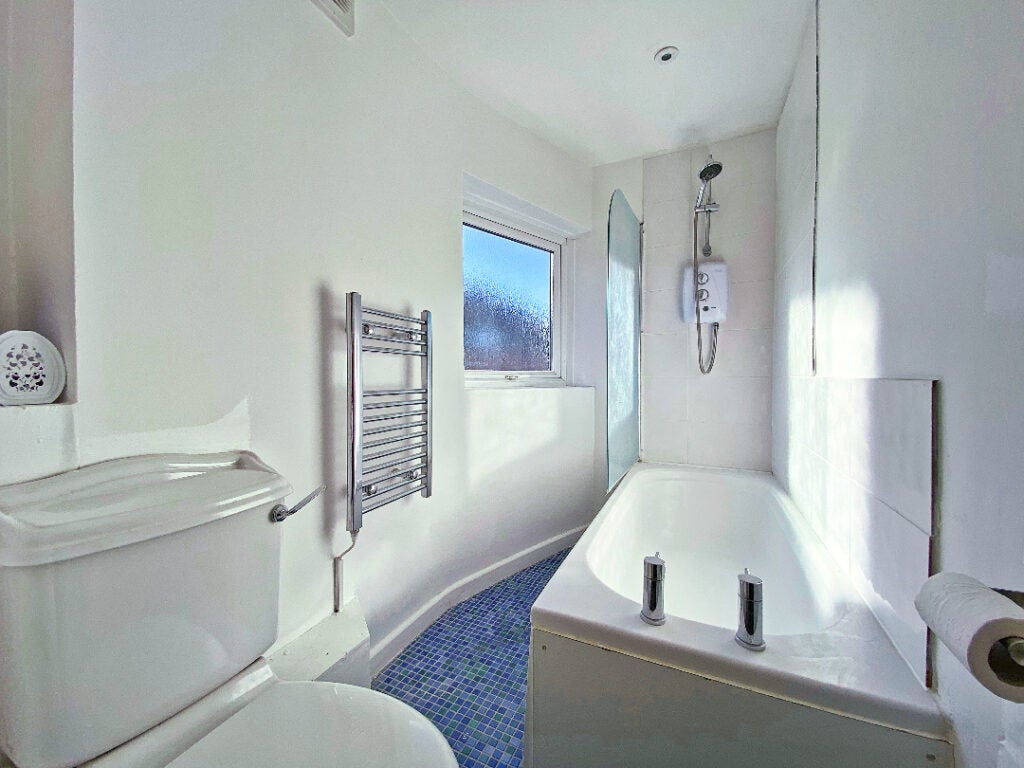 Flat Alexandra Avenue in Surrey Heath