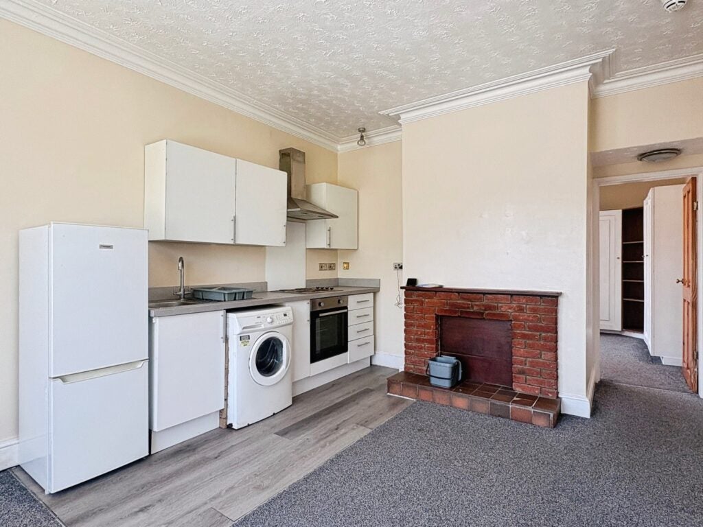 Flat Alexandra Avenue in Surrey Heath