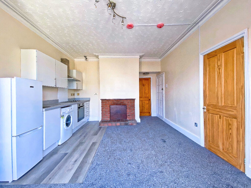 Flat Alexandra Avenue in Surrey Heath