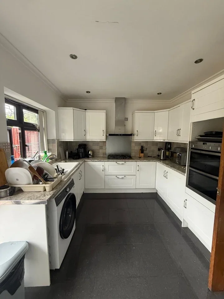 Room Colombo Road in Greater London