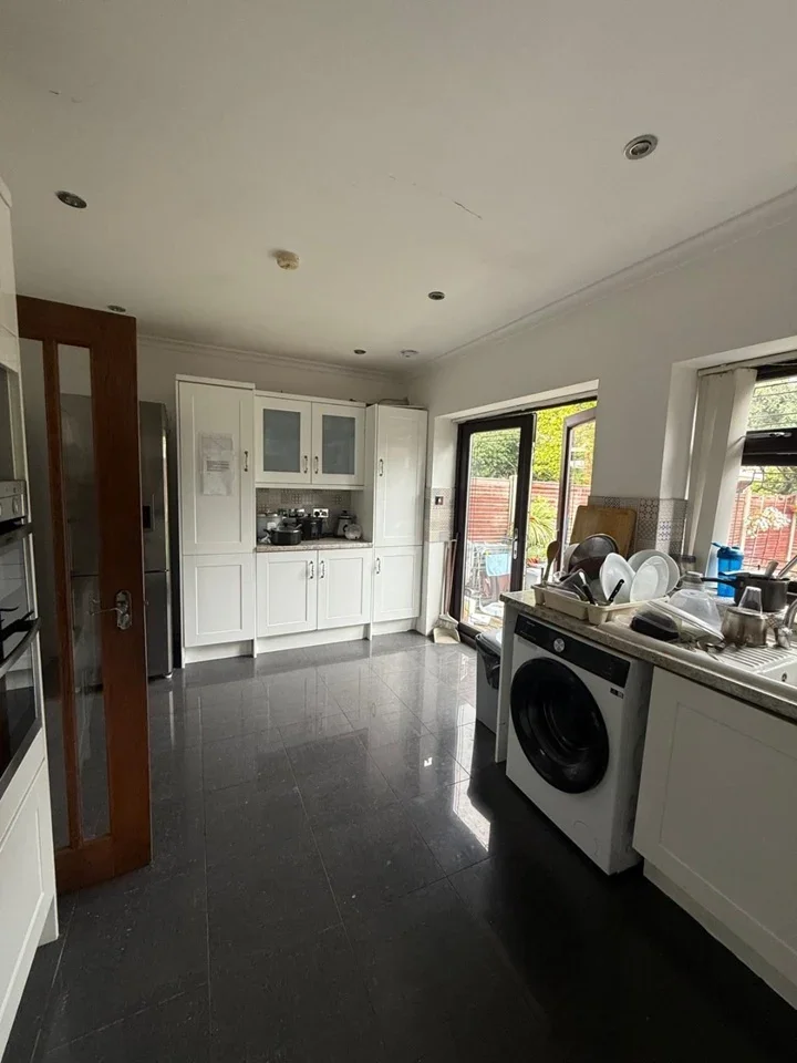 Room Colombo Road in Greater London