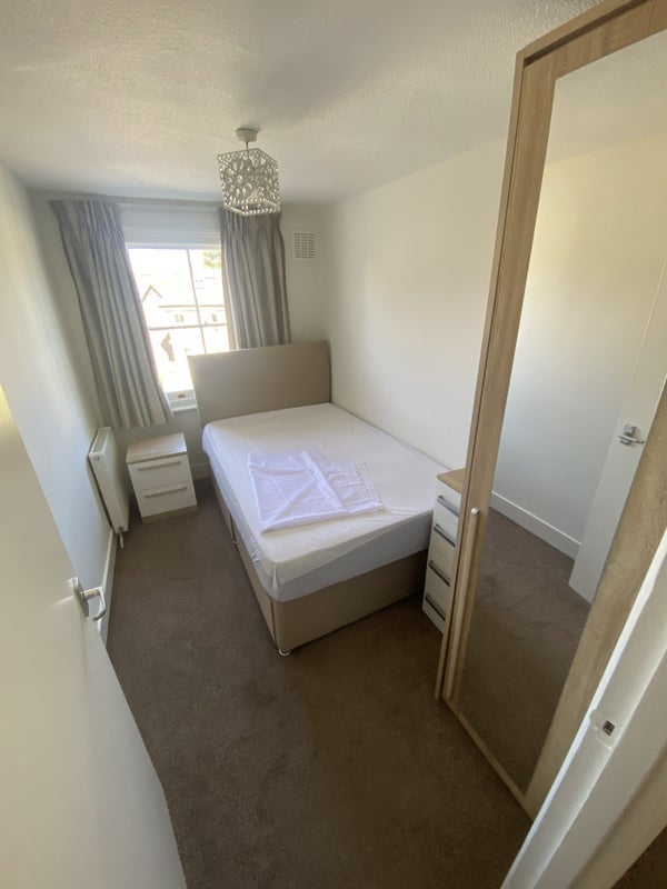 Room Groveway in Greater London