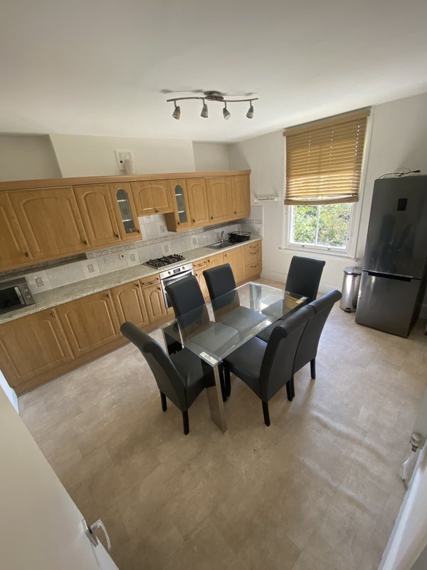 Room Groveway in Greater London