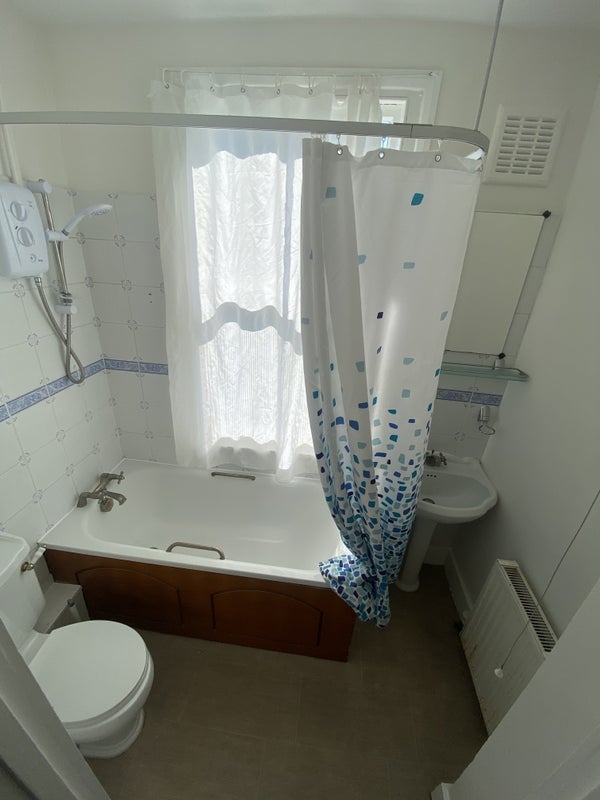 Room Groveway in Greater London