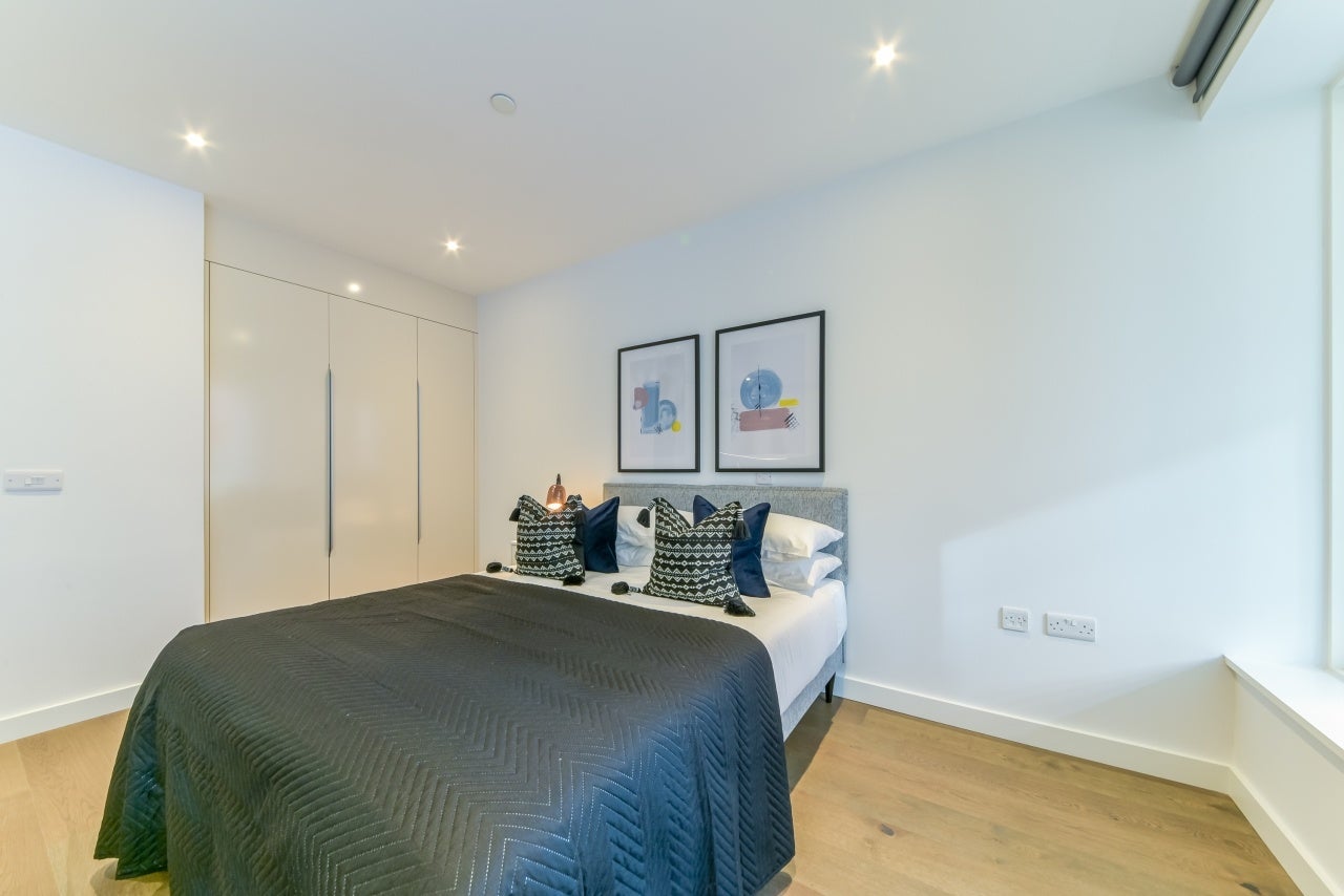 Flat Deacon Street in Greater London