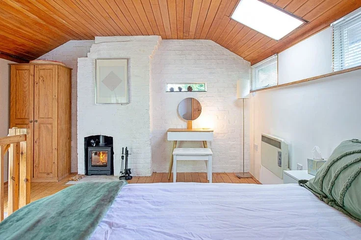 Room Hollybush Lane in East Hertfordshire