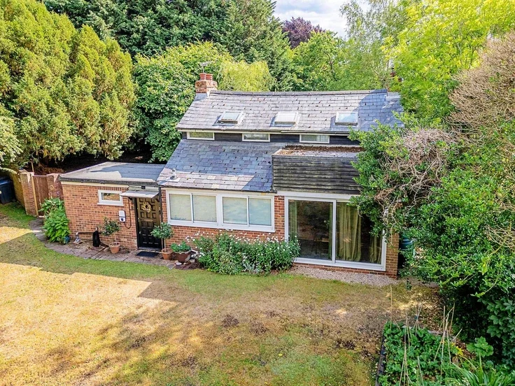 Room Hollybush Lane in East Hertfordshire