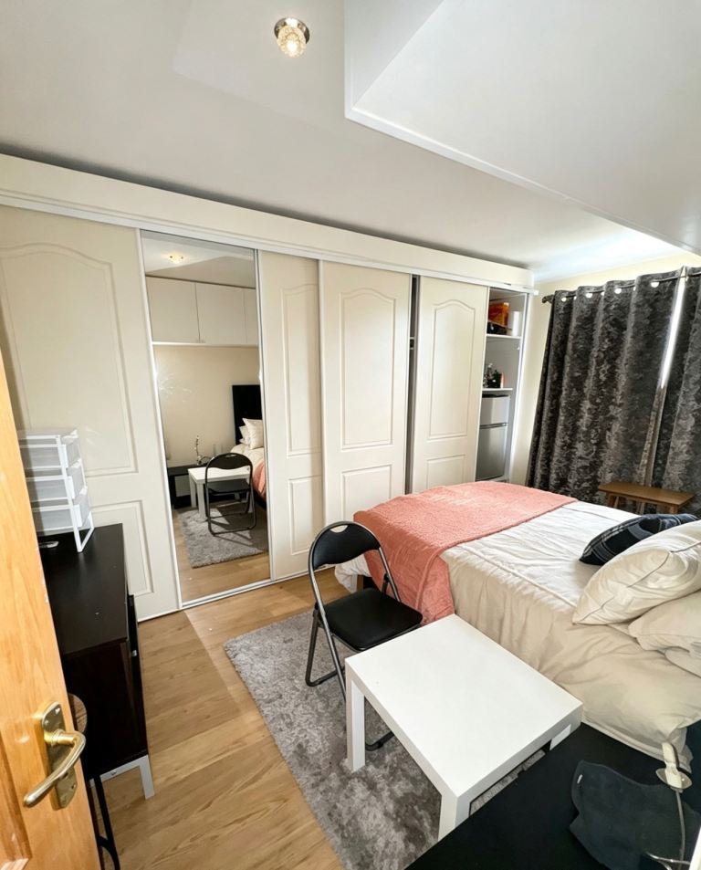 Room Crest Drive in London