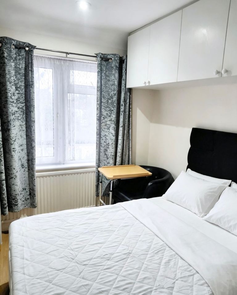 Room Crest Drive in London