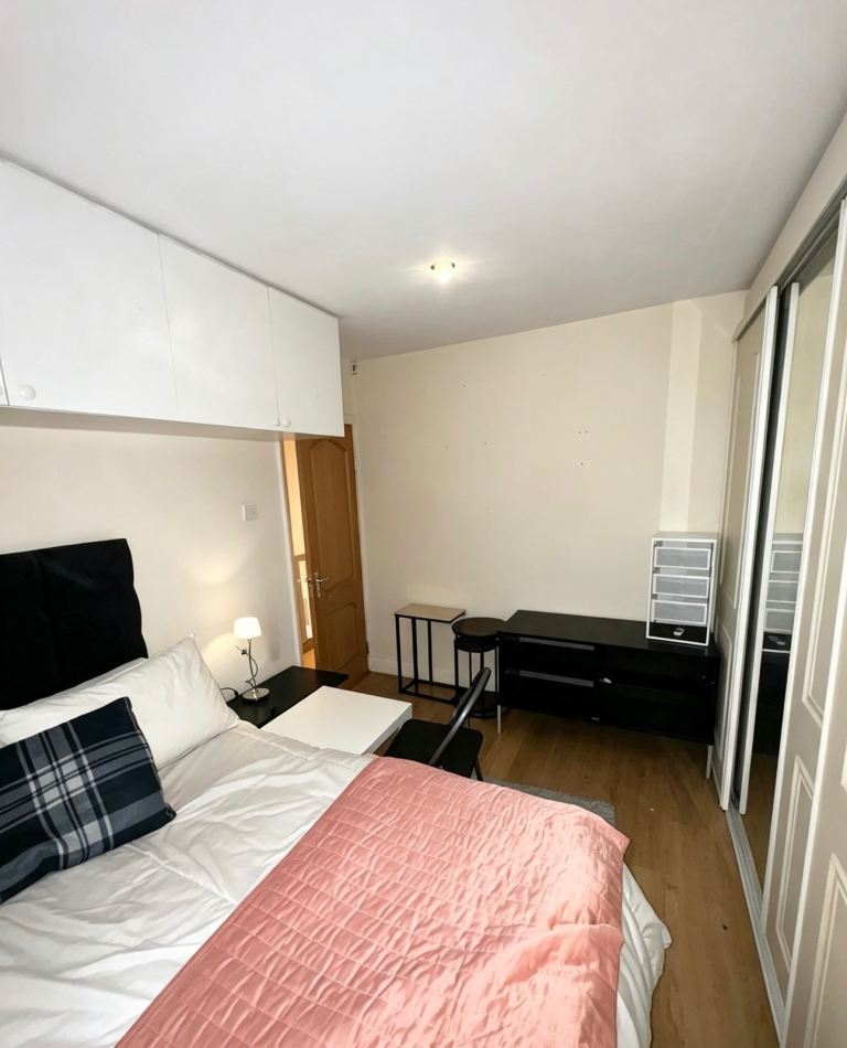 Room Crest Drive in London