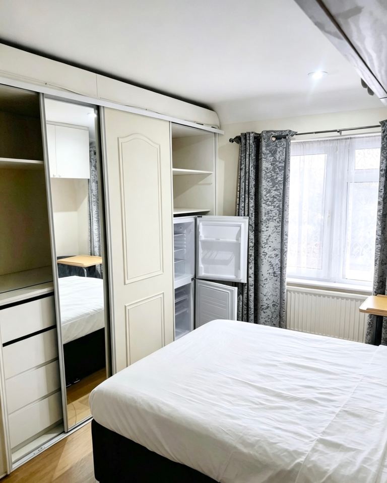 Room Crest Drive in London