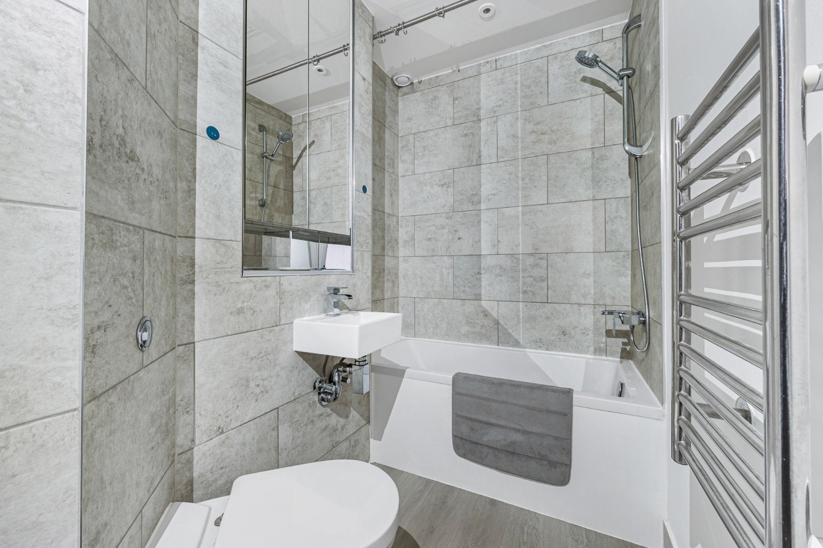 Flat Bromyard Avenue in Greater London