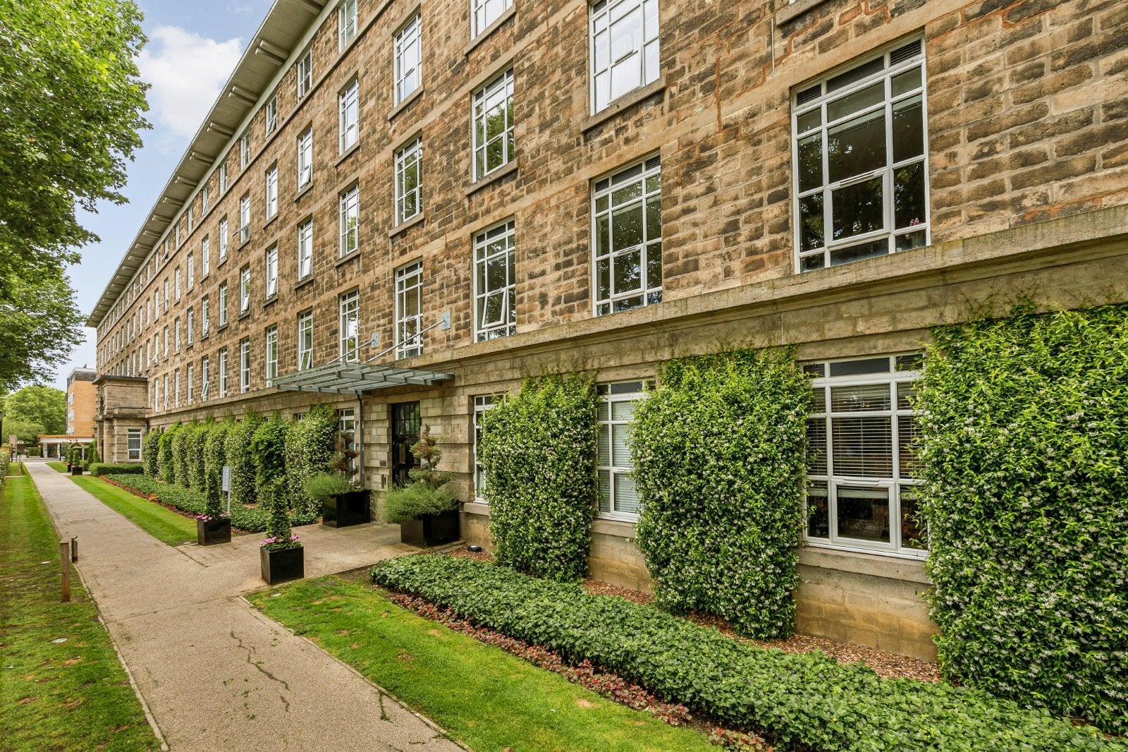 Flat Bromyard Avenue in Greater London