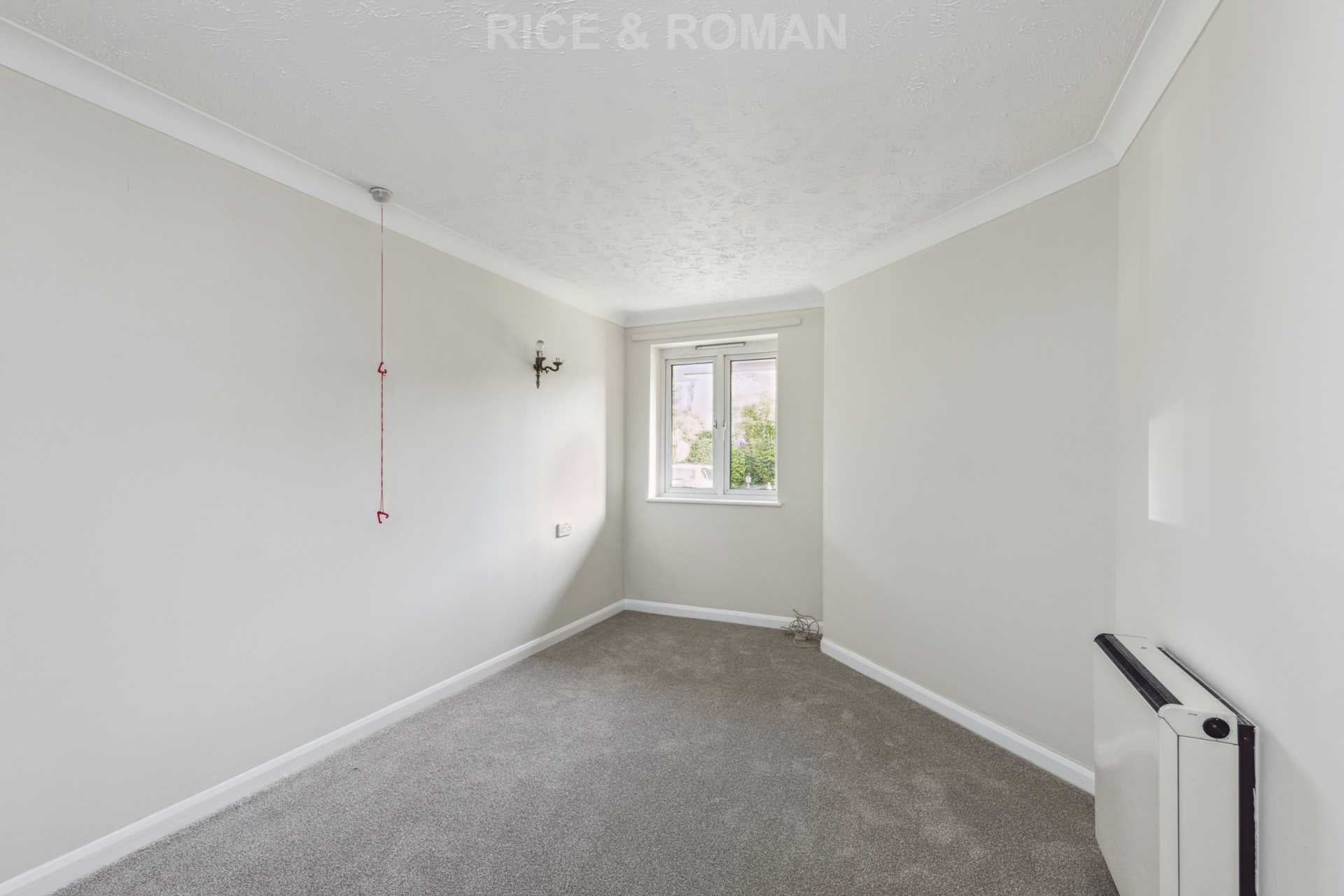 Flat Wessex Close in Elmbridge